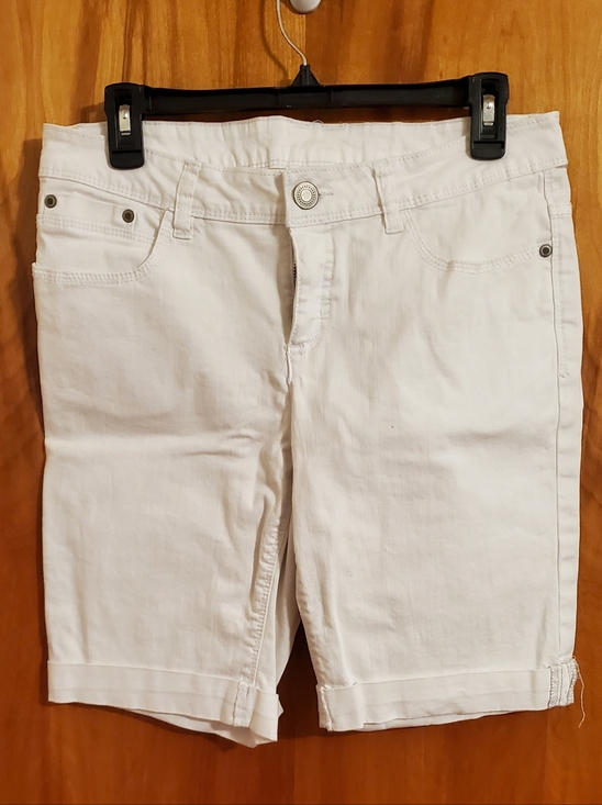 Pants - Women’s White Cotton Blend Bermuda Shorts. Size 6